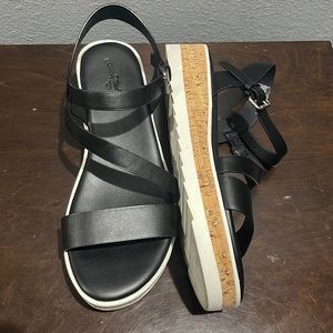 Universal thread Gia platform sandals